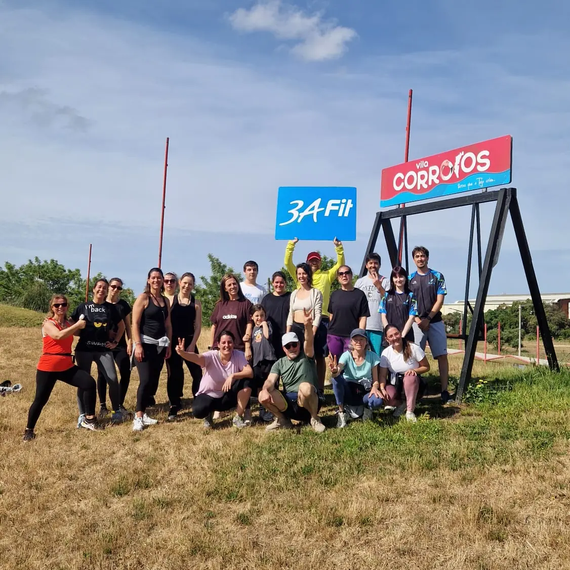 Grupo da O2Fit e da 3AFit junto às placas de Corroios, no Parque Quinta da Marialva