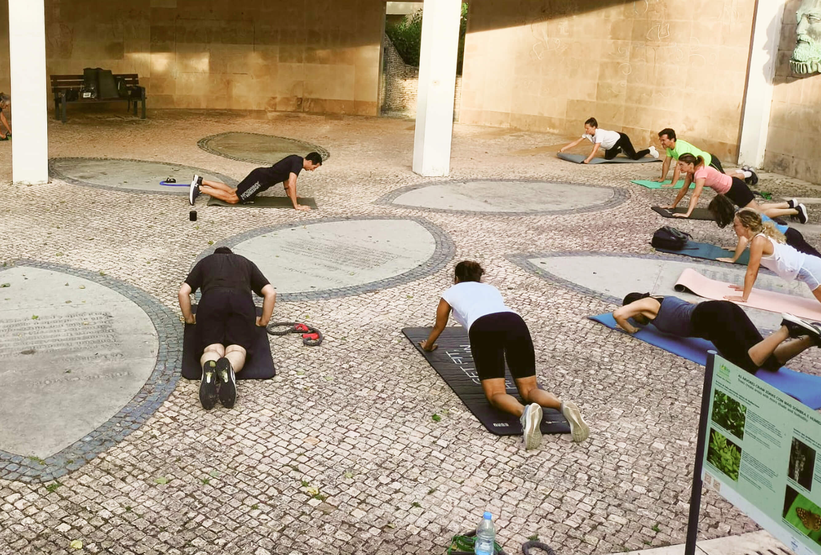 Grupo O2Fit em prancha na calçada do Parque dos Poetas, em Oeiras