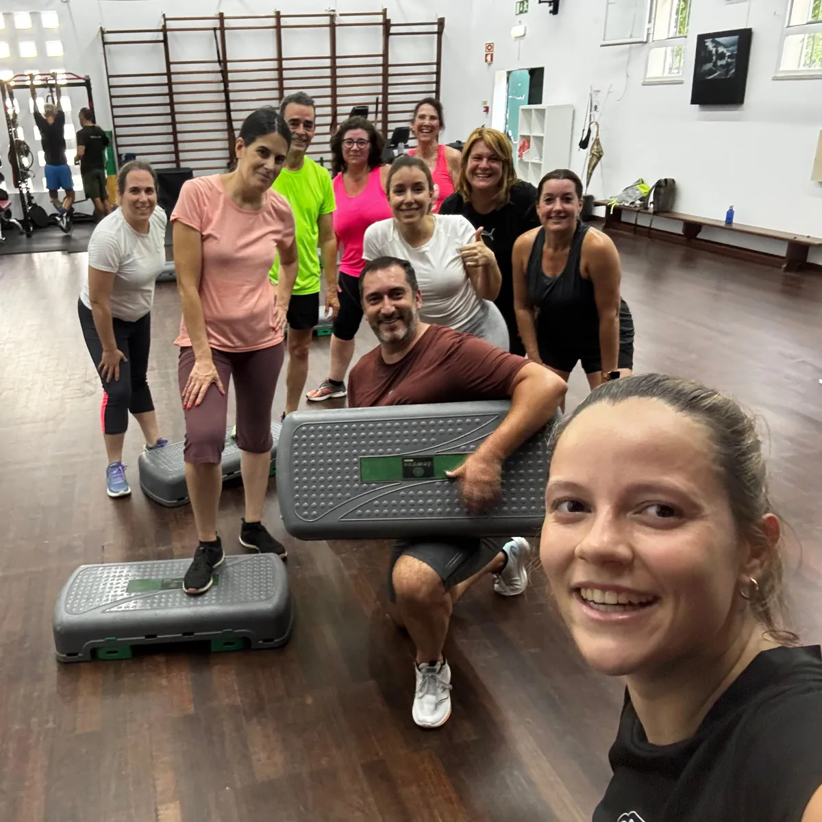 Grupo da O2Fit com os steps numa aula de Aeróbica & Step