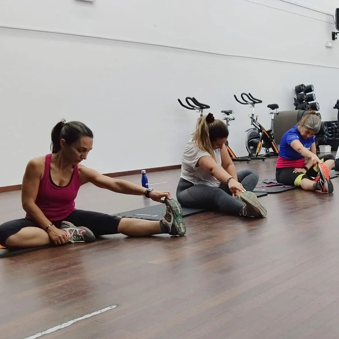 Alunas da O2Fit a alongar os isquiotibiais numa aula de Alongamento & Mobilidade