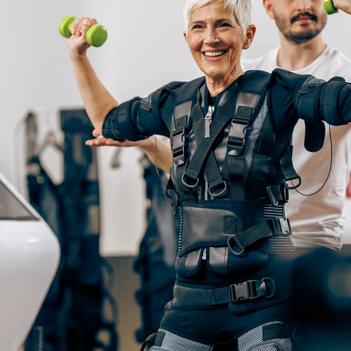 Pormenor do fato de eletroestimulação durante o exercício com halteres