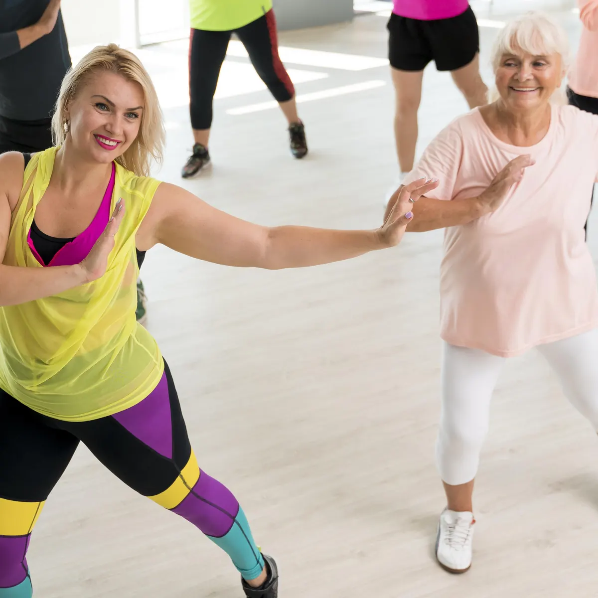 Duas alunas a sorrir a meio de um passo de dança